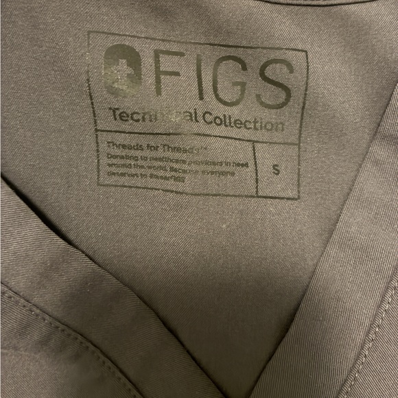 FIGS Catarina One-Pocket scrub top in Gray - Picture 5 of 5